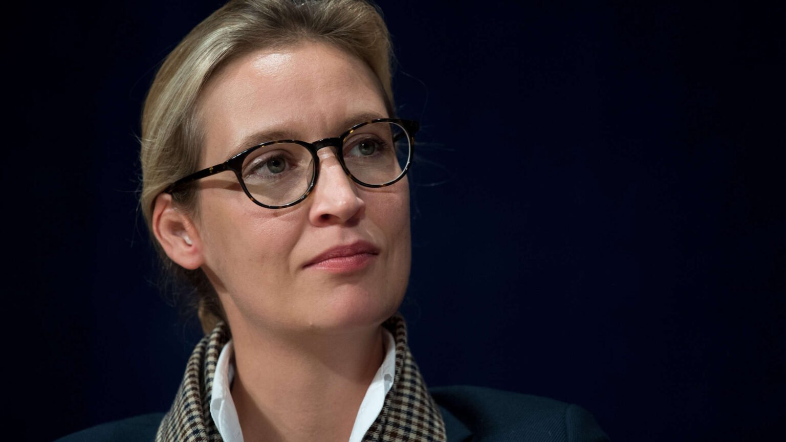 Was ist mit dem rechten Ohr von Alice Weidel